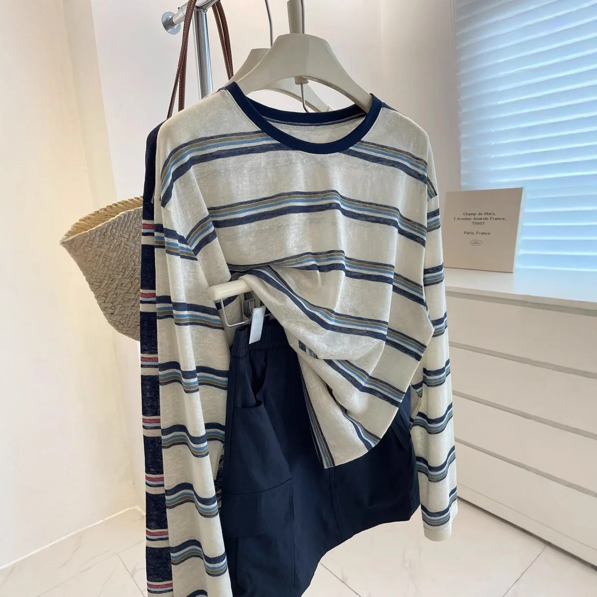 여성용 미니멀리즘 스타일의 파란색과 흰색 줄무늬 긴팔  - T-Shirts 리뷰 및 가격