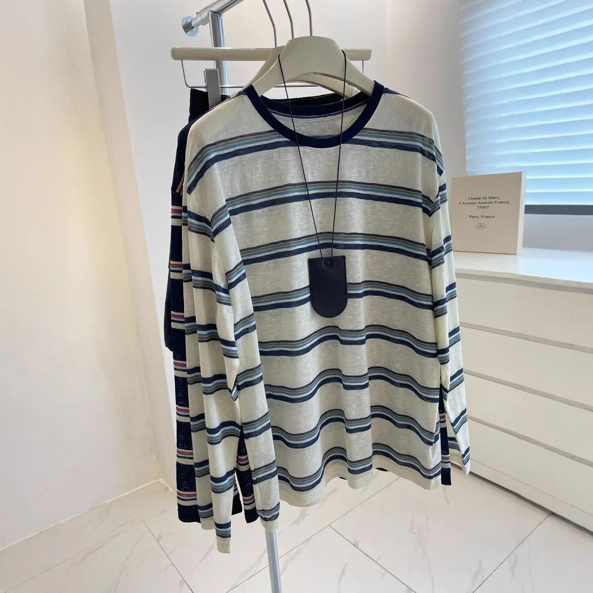 여성용 미니멀리즘 스타일의 파란색과 흰색 줄무늬 긴팔  - T-Shirts 리뷰 및 가격